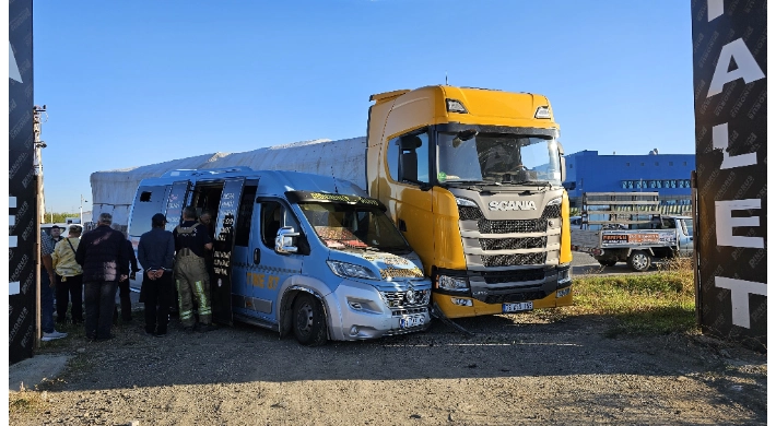 Yolcu minibüsü ve tır kazası korkuttu