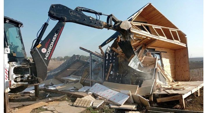 Silivri Belediyesi Tarım Arazilerindeki Kaçak Yapıların Yıkımına Devam Ediyor