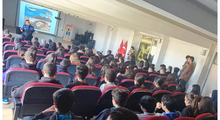 Silivri İlçe Emniyet Müdürlüğü’nden Öğrencilere ve Velilere Bilgilendirme Semineri