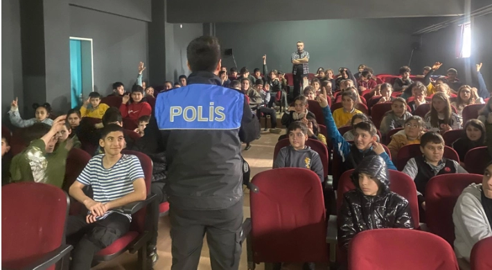 Silivri’de Polislerden Geniş Kapsamlı Bilgilendirme Seminerleri