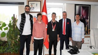 Başarılı Sporcudan Başkan Topaloğlu’na Ziyaret