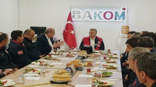 AK Partili Canbey, Balıkesir’de itfaiyecilerle sahur yaptı