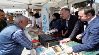 Bursa İnegöl’de Dünya Kitap Hediye Etme Gününde 2 bin kitap dağıtıldı