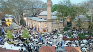 Bursa İnegöl’de tarihi meydan iftar sofrasına dönüştü