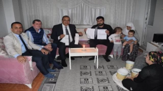 Bursa’da elektriği kesik aileye CHP’lilerden ziyaret