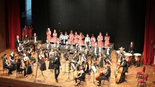 Büyükşehir Çocuk Korosu İlk Konserini Verdi