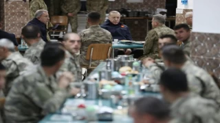 Cumhurbaşkanı Erdoğan’dan Hakkari’deki Mehmetçiğe iftar sürprizi