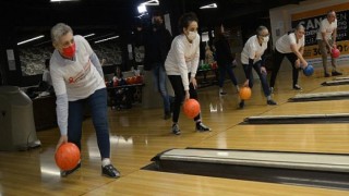 Hem Kanseri Hem de Bowlingde Labutları Devirdiler