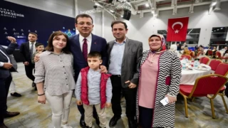 İmamoğlu, iftarını halk ekmek çalışanlarıyla yaptı