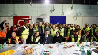 İmamoğlu yerin 25 metre altında metro çalışanları ile iftar yaptı