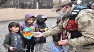 Jandarma ’tebessüm’ ettiriyor