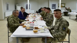 Kilis Valisi Soytürk sınırda iftar yaptı