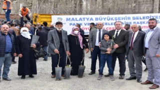 Malatya’da kayısıya alternatif meyve fidanları dağıtıldı