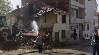 Malkara Belediyesi Tarafından Metruk Bina Yıkımı Gerçekleştirildi