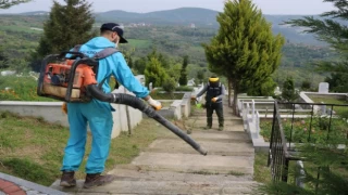 Mezarlıklarda bayrama hazırlık