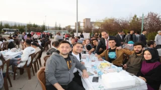 NÖHÜ’de Başkan Özdemir Öğrencilerle iftar yaptı