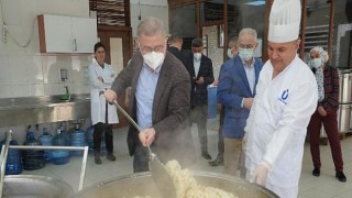 Üsküdar’da Dev Kazanlar 30 Bin Kişiye Sıcak Yemek İçin Kaynıyor