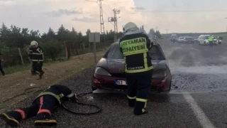 Adıyaman’da seyir halindeki otomobil yandı