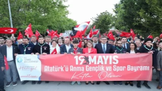 Kocaeli İzmit’te 19 Mayıs Gençlik Yürüyüşüne binlerce vatandaş katıldı