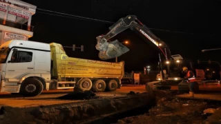 Sakarya Büyükşehir’den şehrin kalbinde sürdürdüğü çalışmalara gece mesaisi