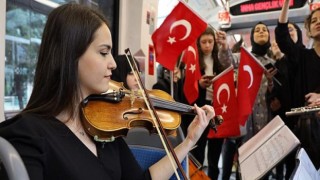 Tramvayda 19 Mayıs coşkusu