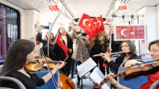 Tramvayda 19 Mayıs coşkusu