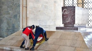 TÜRK Kızılayı Konak Şube yönetimi Ömür Şanlı Başkanlığında Ata’mızı ziyaret etti.