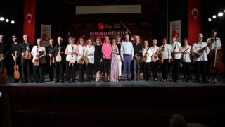 Bayraklı Mandolin Orkestrası ‘yaza merhaba’ dedi