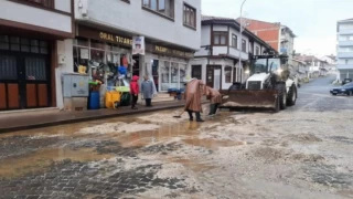 Bilecik Pazaryeri’nde yağış sonrası temizlik ekibi iş başında