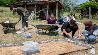 Bursa’da arkeoloji meraklıları mozaik yapımını deneyimliyor