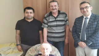 Kocaeli İzmit Belediyesi’nden en yaşlı çınara Babalar Günü kutlaması