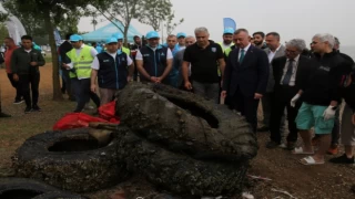 Kocaeli İzmit’te gönüllüler kıyıdan, dalgıçlar su altında temizledi