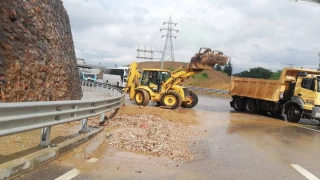 Kocaeli’de hastane yolunda toprak kayması