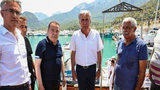 Antalya’nın ilk deniz süpürgesi Akdeniz’e indirildi