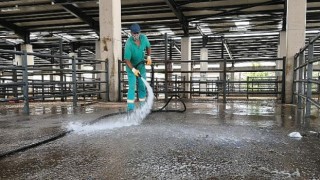 Kurban Satış Yerlerindeki Atıklar Temizlendi