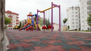 Nevşehir Belediyesi Parklardaki Çocuk Oyun Alanlarının Zeminini Kauçukla Kaplıyor