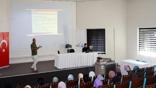 Van Büyükşehir Belediyesince düzenlenen “Gönülden Gönüle Dost Sohbetleri” ‘Erken Yaşta Evlilik’ semineri ile devam ediyor.