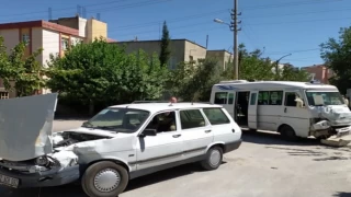 Adıyaman’da yolcu minibüsü otomobille çarpıştı: 4 yaralı