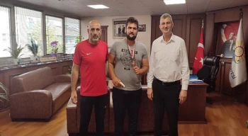 Gölcük Belediye Başkanı Ali Yıldırım Sezer, Türkiye 3’üncüsü olan Gölcük Belediyesporlu Teakwondo sporcusu Ali İmran Pustu’yu makamında konuk etti.