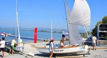 İznik Gölü’nde Rüzgara Karşı Kıyasıya Mücadele Başladı