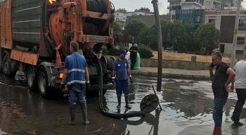 İZSU ekipleri yoğun yağış alan bölgelere anında müdahale ediyor