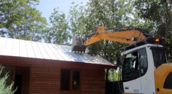 Kaçak ahşap ev yıkıldı