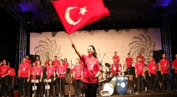 Patron Orkestranın Başına Geçti, 30 Çalışanıyla Konser Verdi