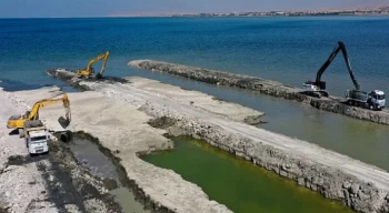 Van Gölü’ndeki Dip Çamuru Temizliği Titizlikle Devam Ediyor