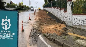 17 Ağustos Bulvarında kaldırım yenileme ve otopark yapılıyor