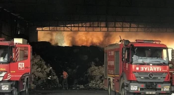 Aydın Büyükşehir Belediyesi İtfaiyesi’nden fabrika yangınına hızlı müdahale