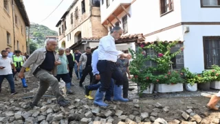 Bursa Mudanya’da sel sonrası hayat normale dönüyor... Kumyaka’da kapsamlı temizlik sürüyor