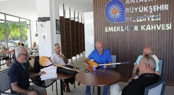 Düden Parkı Emekliler Kahvesi’nde ikinci baharlarını yaşıyorlar