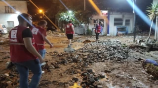 Kızılay gönüllüleri Mudanya’daki selzedelerin ihtiyacını gideriyor