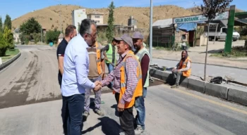 Nevşehir Belediye Başkanı Dr. Mehmet Savran, mahallelerde belediye ekiplerinin çalışma alanlarında incelemelerde bulundu